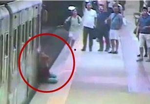 火车男子回头吃瓜视频