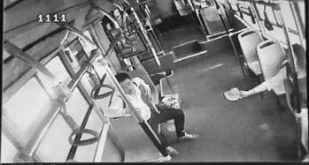 公交车上吃瓜视频,揭秘日常生活中的趣味瞬间