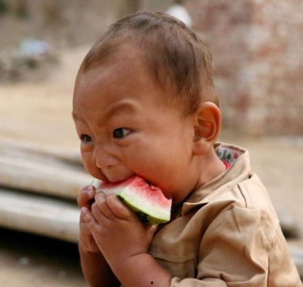 吃瓜小男孩歪头视频,网友直呼可爱到爆