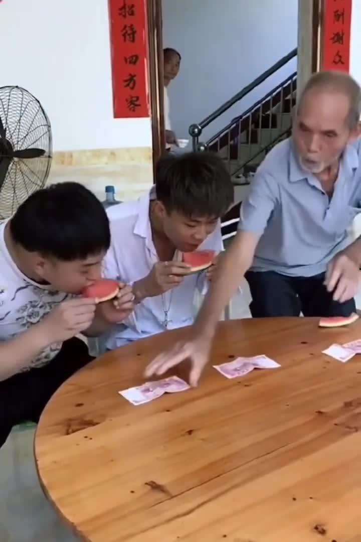 西宁吃瓜老爷爷视频