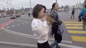 女生边吃瓜边逛街视频,女生快乐日常大揭秘
