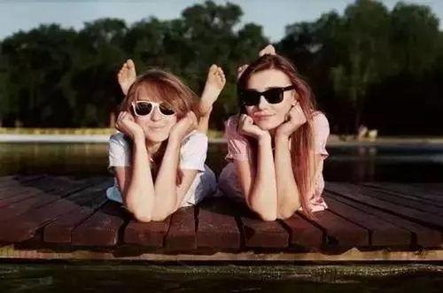 闺蜜吃瓜拍照姿势视频大全,解锁潮流拍法新姿势